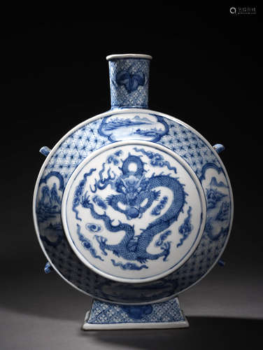 青花龙纹抱月瓶 A Chinese Blue and White Dragon Pattern Porcelain Vase