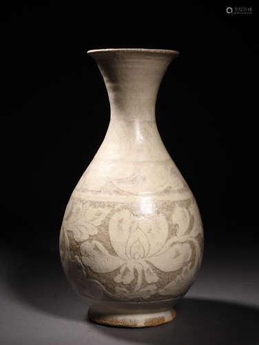 磁州窑系划花花卉玉壶春 A Chinese Cizhou Kiln Floral Porcelain Vase