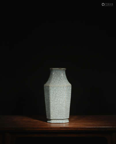 官釉八方瓶 A Chinese Royal Kiln Porcelain Vase