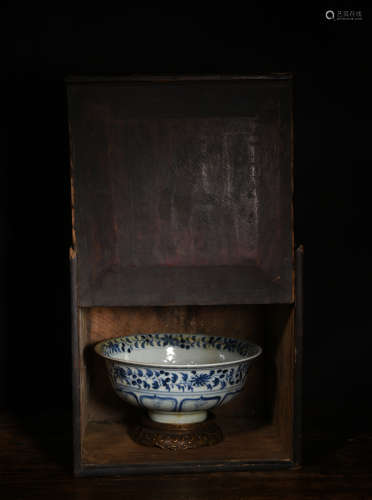 青花花卉纹碗 A Chinese Blue and White Floral Porcelain Bowl