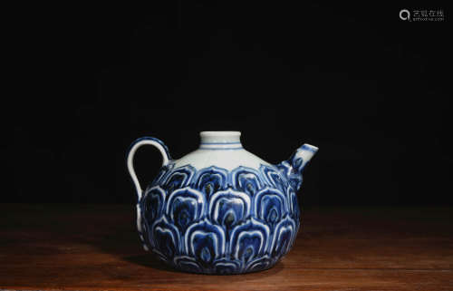 青花莲瓣壶 A Chinese Blue and White Floral Porcelain Pot