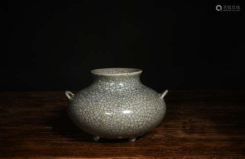 官釉双耳三足炉 A Chinese Royal Kiln Porcelain Three-legged Incense Burner