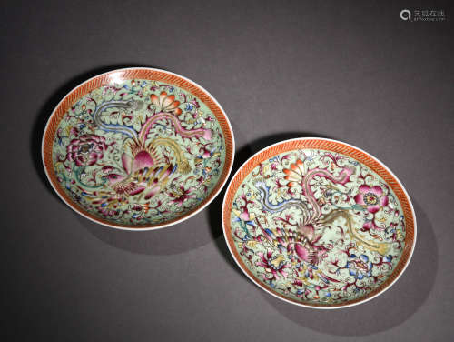粉彩凤纹盘一对 A Pair of Chinese Famille Rose Porcelain Plates