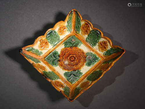 三彩花卉方盘 A Chinese Tricolour Floral Porcelain Plate