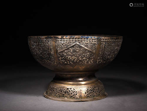 银镂空雕花卉人物高足碗 A Chinese Floral Piercing Silver Standing Bowl