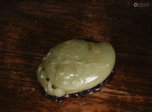 黄玉桃盖盒 A Chinese Peach Shaped Jade Box woth Cover