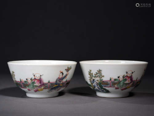 粉彩婴戏碗一对 A Pair of Chinese Famille Rose Porcelain Bowl