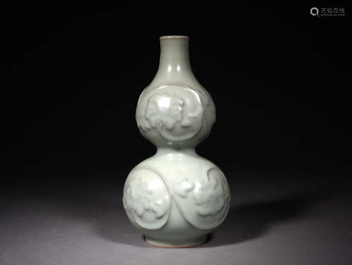 龙泉缠枝花卉葫芦瓶 A Chinese Longquan Floral  Twine Pattern Porcelain Gourd-shaped Vase