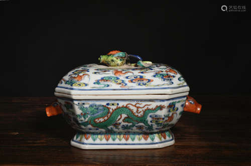 斗彩龙纹兽耳盖盆 A Chinese Doucai Pattern Porcelain Basin with Cover