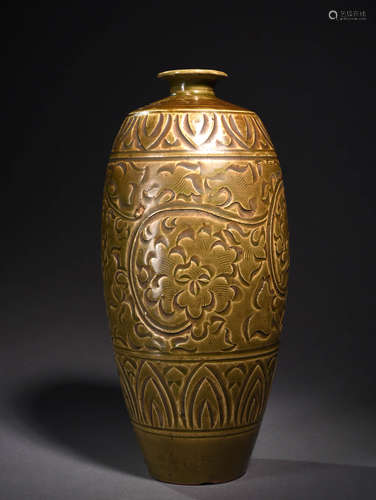 青釉划花瓶 A Chinese Floral Carved Porcelain Flower Vase