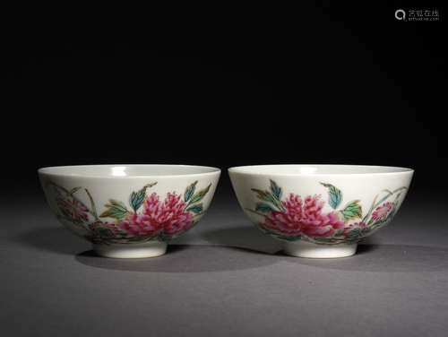 粉彩花卉杯一对 A Pair of Chinese Famille Rose Porcelain Cups