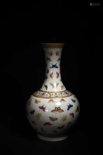 粉彩百蝶赏瓶 A Chinese Famille Rose Butterfly Porcelain Vase