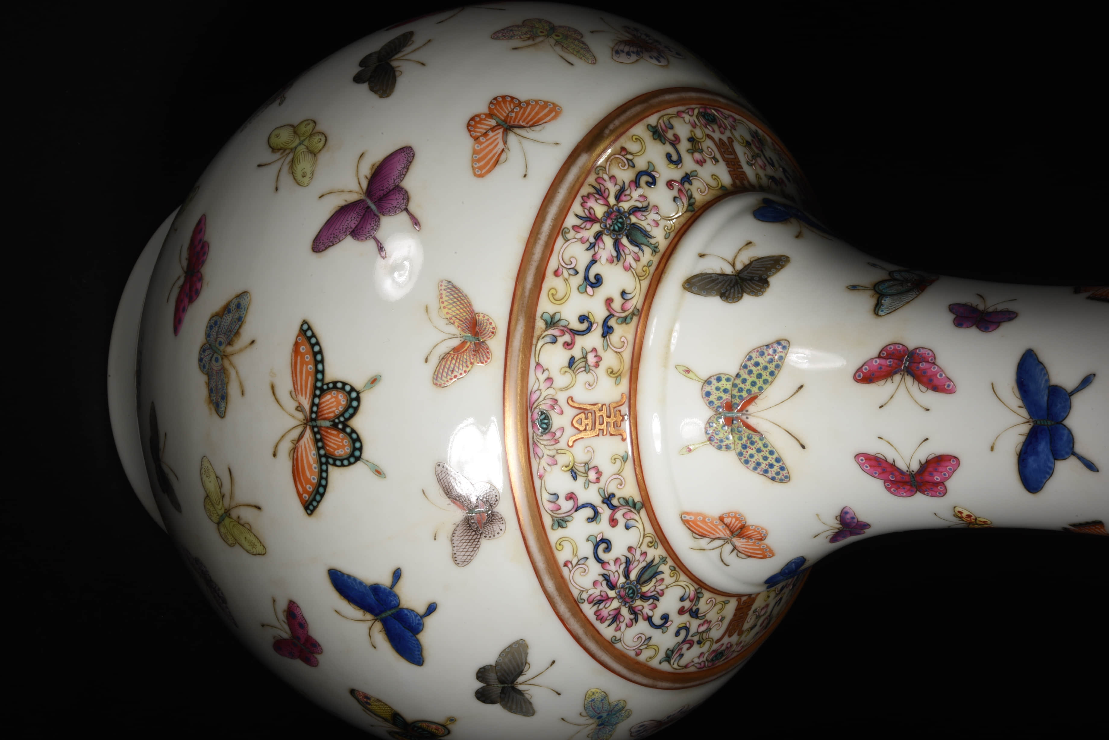 粉彩百蝶赏瓶 a chinese famille rose butterfly porcelain vase