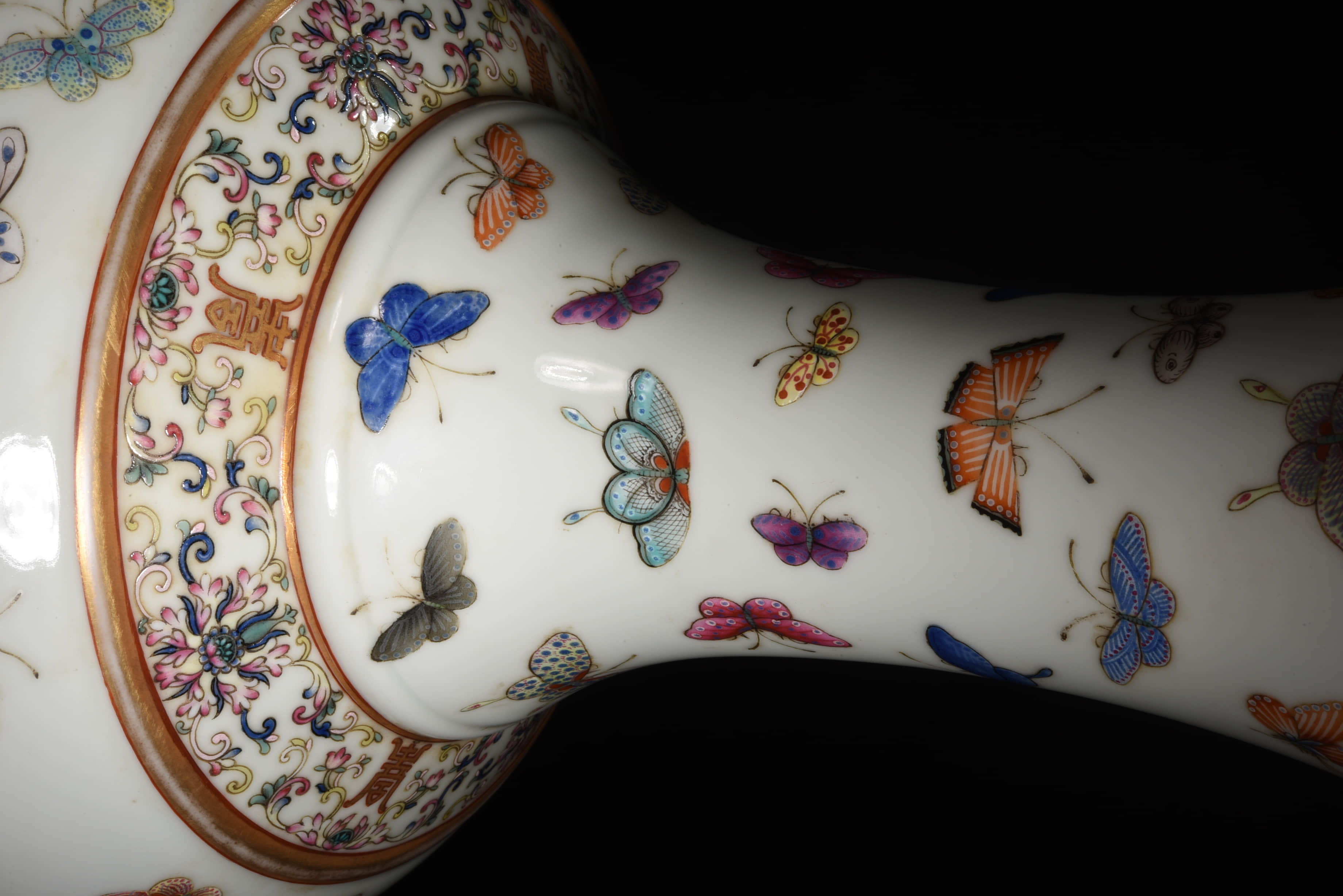 粉彩百蝶赏瓶 a chinese famille rose butterfly porcelain vase