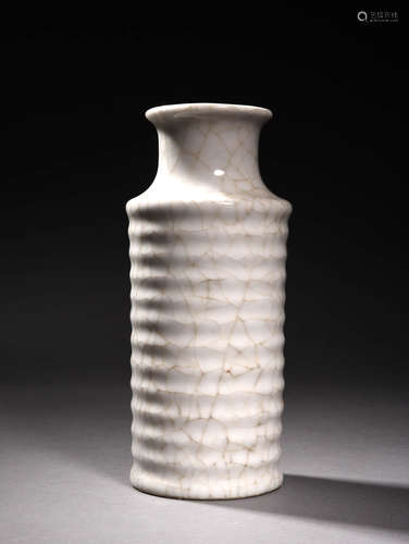 哥釉弦纹瓶 A Chinese Ge Glazed Porcelain Vase