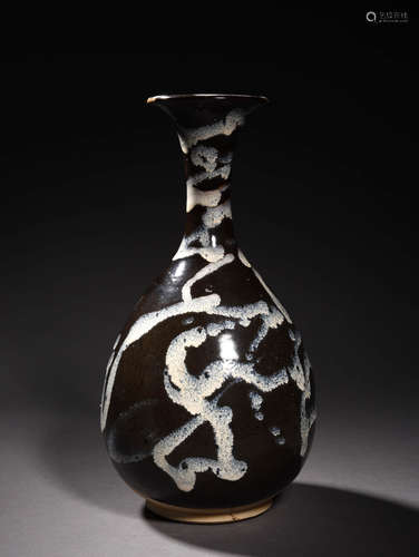 鲁山窑黑地白花玉壶春 A Chinese Black White Floral Porcelain Vase