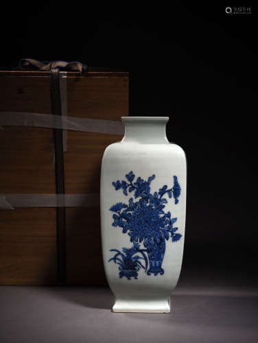 青花四季花卉方瓶 A Chinese Blue and White Floral Porcelain Square Vase