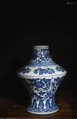 青花缠枝莲折腹尊 A Chinese Blue and White Floral Porcelain Zun