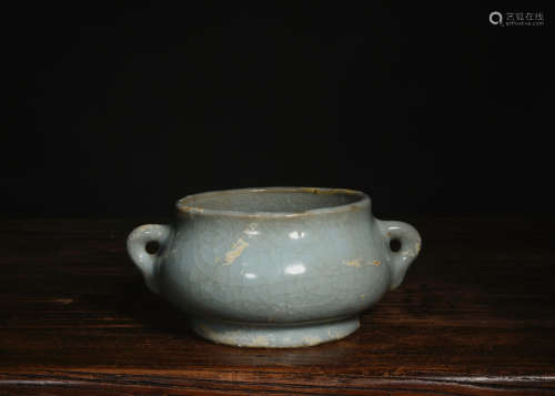 官窑双耳炉 A Chinese Royal Kiln Porcelain Double Ears Incense Burner