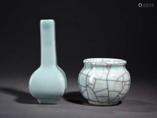 粉青釉、哥釉瓶两件 2pcs Chinese light greenish blue Glazed Vase and Ge Glazed Vase