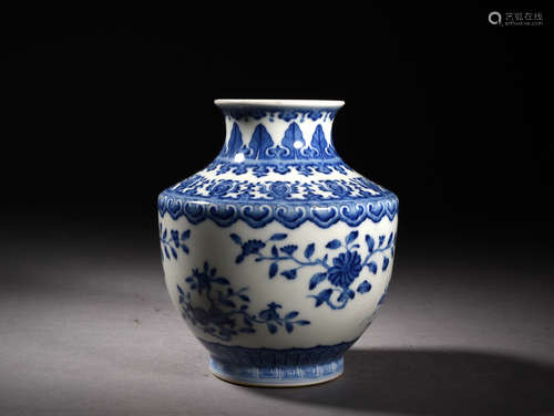 青花三多纹盖碗尊 A Chinese Blue and White Floral Porcelain Zun