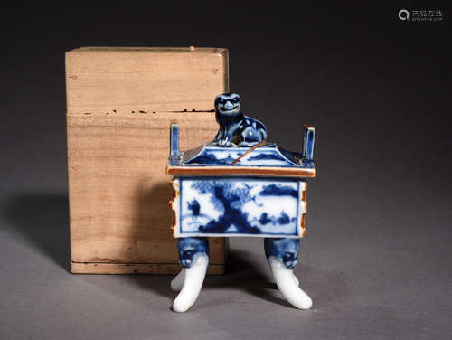 青花山水人物兽钮薰炉 A Chinese Blue and White Floral Porcelain Censer