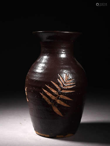 油滴釉树叶瓶 A Chinese Glazed Leaf Painted Porcelain Vase