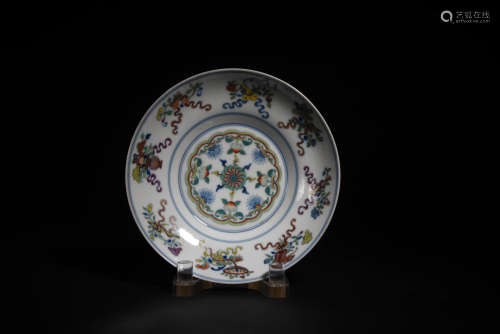 斗彩八宝折沿盘 A Chinese Doucai Floral Porcelain Plate