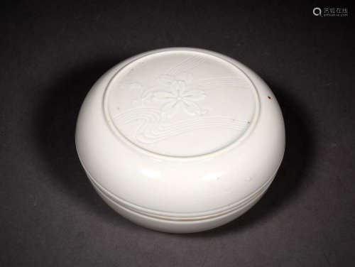白釉印花落花流水印盒 A Chinese White Glaze Floral Porcelain Seal Box