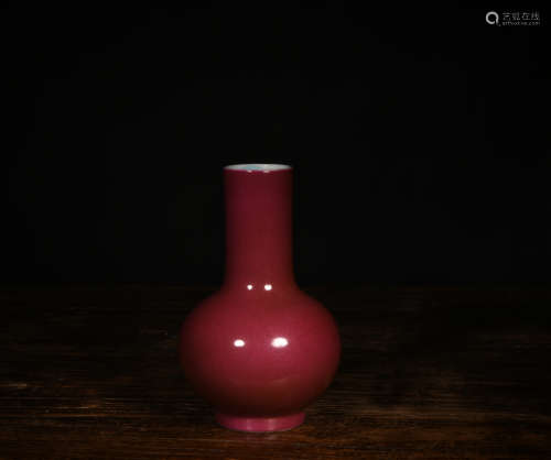 胭脂彩天球瓶 A Chinese Carmine Porcelain Ball-shaped Vase