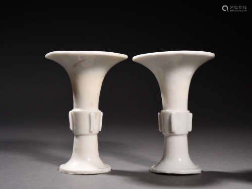白釉出戟花觚一对 A Pair of Chinese White Glazed Porcelain Flower Vase