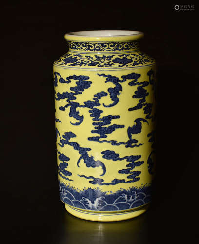 黄地青花状罐 A Chinese Yellow Blue and White Floral Porcelain Jar