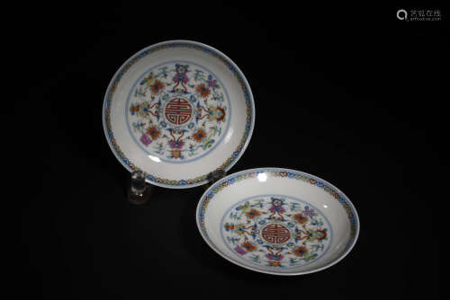 斗彩八宝盘一对 A Pair of Chinese Doucai Floral Porcelain Plates