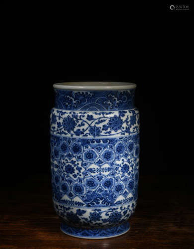 青花壮罐 A Chinese Blue and White Floral Porcelain Jar