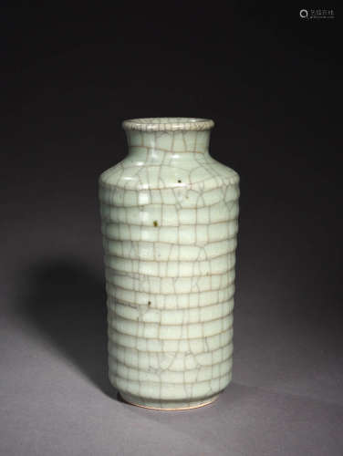 官釉玄纹瓶 A Chinese Glazed Porcelain Vase