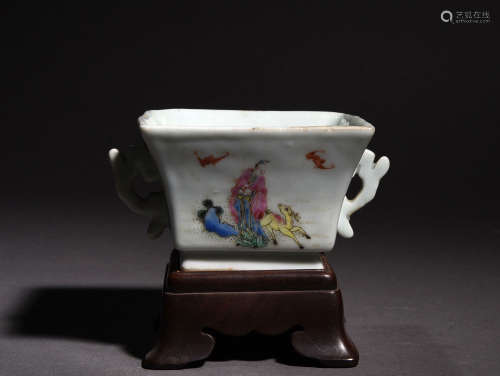 粉彩福禄人物双耳方杯 A Chinese Famille Rose Porcelain Double Ears Cup