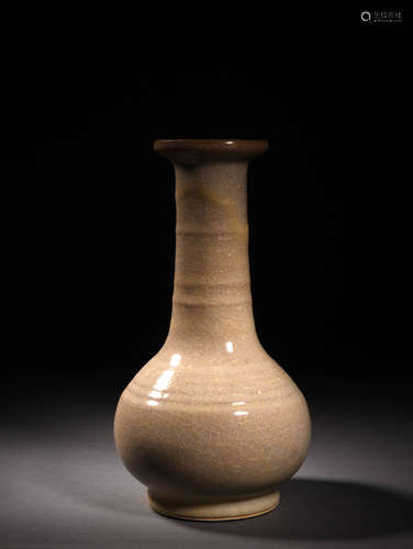 官釉弦纹瓶 A Chinese Glazed Porcelain Vase