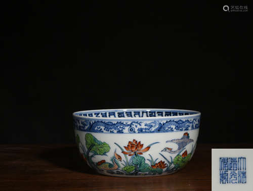 斗彩持莲鸳鸯墩式碗 A Chinese Doucai Painted Porcelain Bowl