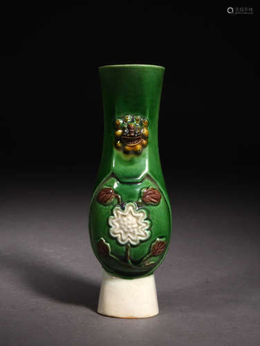 绿地素三彩花卉纹壁瓶 A Chinese Green Plain Tricolour Floral Porcelain Vase