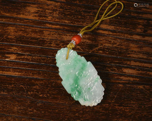 翡翠花卉牌 A Chinese Floral Carved Jadeite Pendant