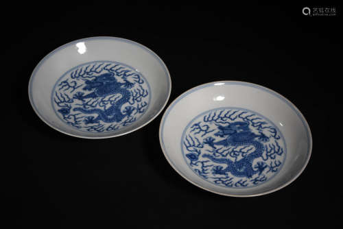 青花龙纹盘一对 A Pair of Chinese Blue and White Dragon Pattern Porcelain Plates