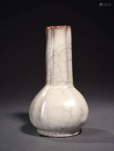 官窑瓶 A Chinese Royal Kiln Porcelain Vase
