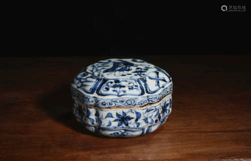 青花人物六方倭角盒 A Chinese Blue and White Floral Porcelain Box