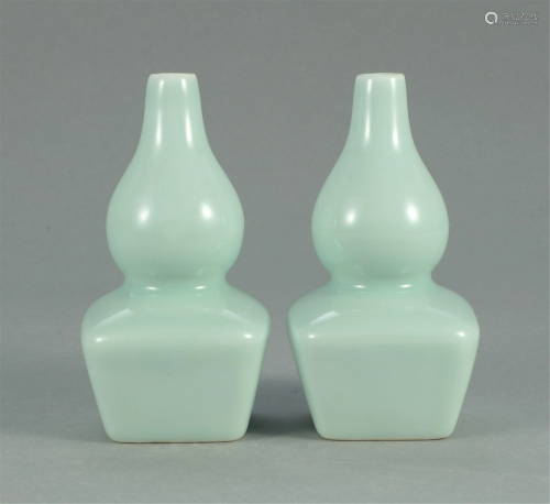 A PAIR OF CHINESE CELADON GLAZE PORCELAIN…