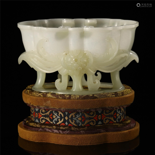 A FINE CHINESE JADE CARVED FLOWER PATTERN BR…