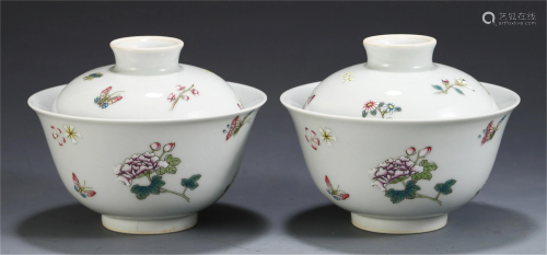 A PAIR OF CHINESE WUCAI PORCELAIN FLOWER …