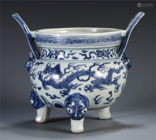 CHINESE BLUE AND WHITE PORCELAIN TRIPLE FEE…