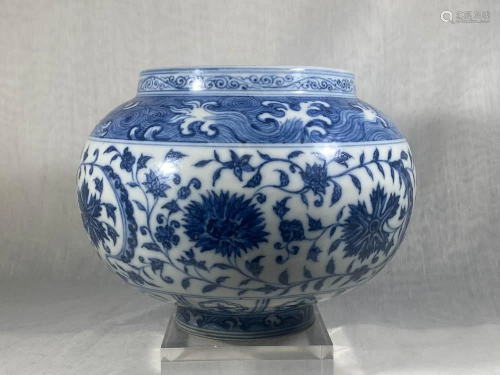Chinese Blue White Porcelain Urn
