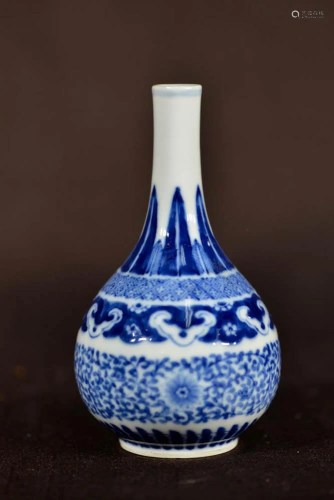 Chinese Blue White Porcelain Vase - Floral Vines