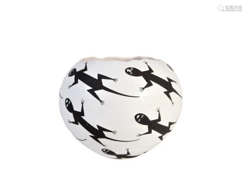 Emma Lewis (1931-2013) Acoma Lizard Jar